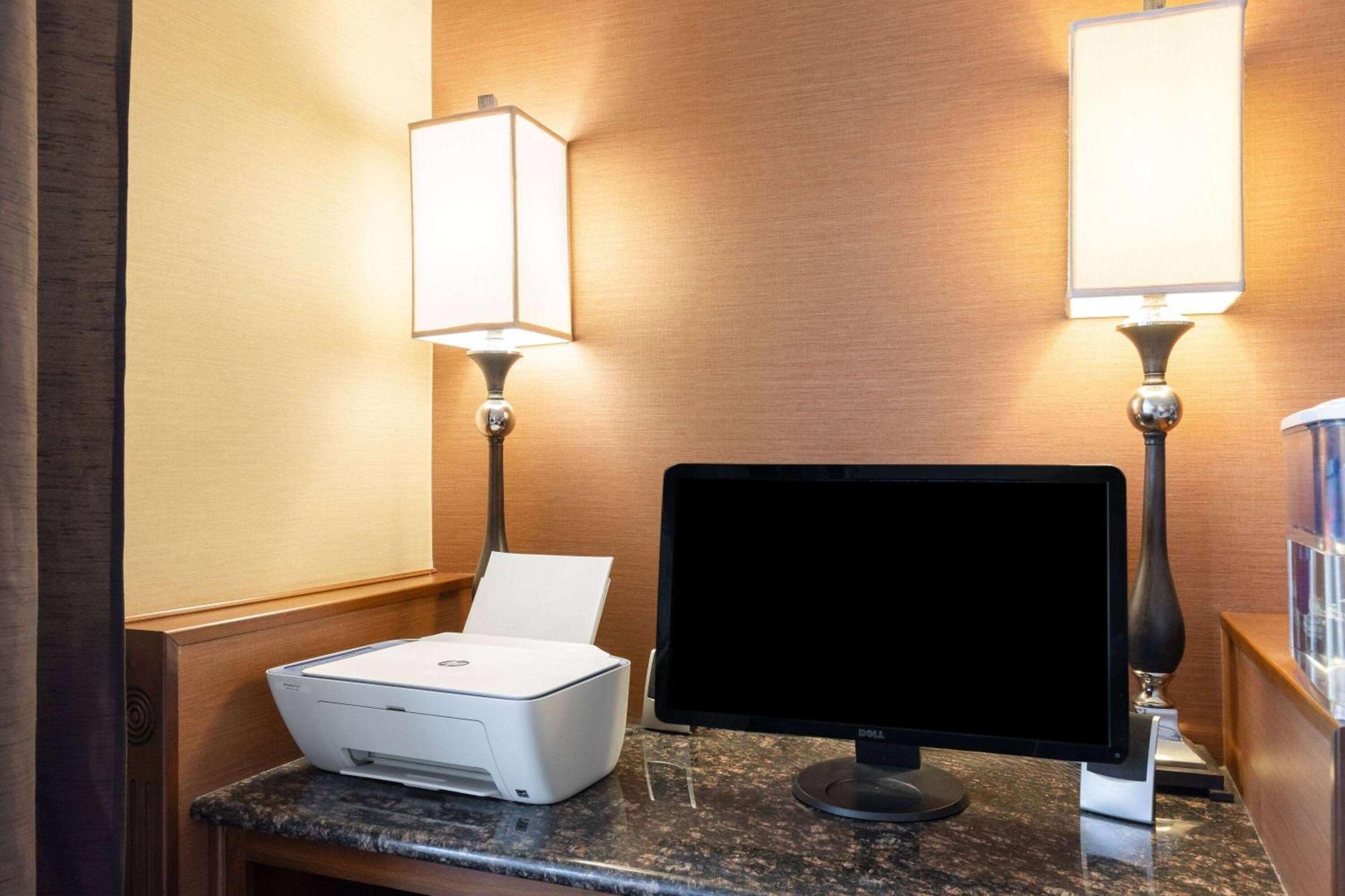 Days Inn By Wyndham Columbia Kentucky Экстерьер фото